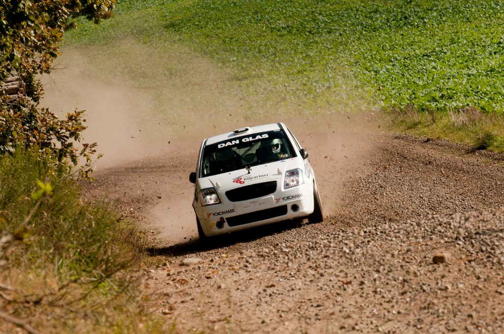 Frank Nielsen og Per Brodersen havde fuld fart på ad de mange grusveje i Sydjysk Rally
(Foto: rallypics.dk)